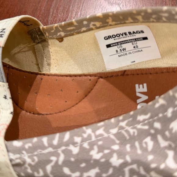 Science/Chemistry themed shoe by Groove Bags in size 8.5W(40) - Picture 2 of 5